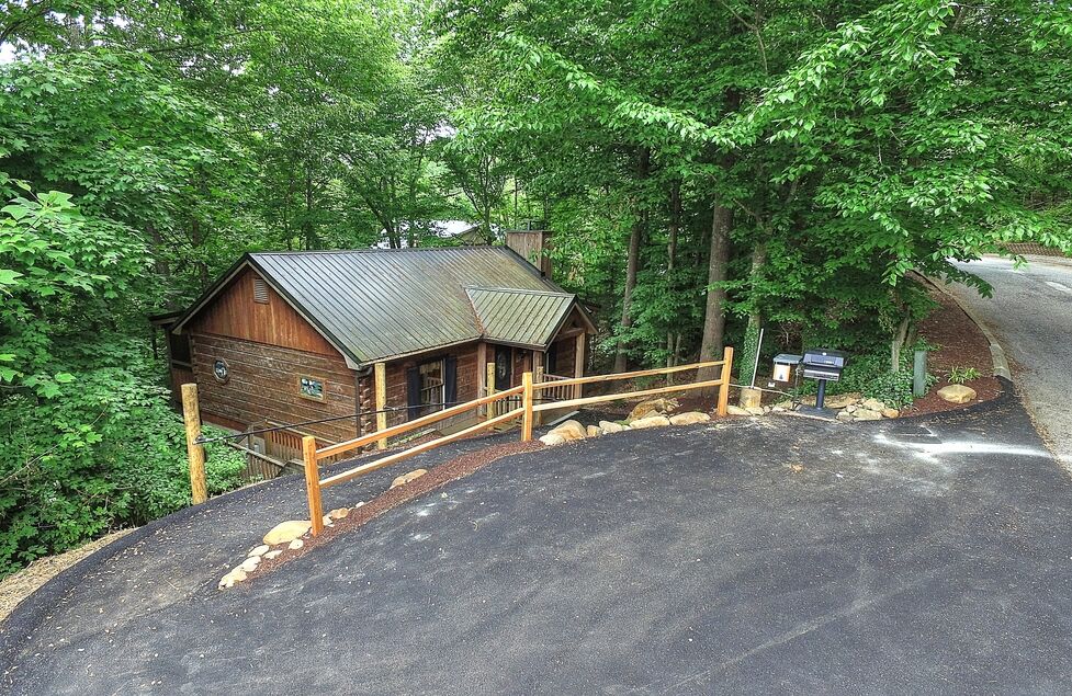 Cabin 5 - 1 Bedroom Cabin Smoky Mountains | Oak Haven Resort & Spa